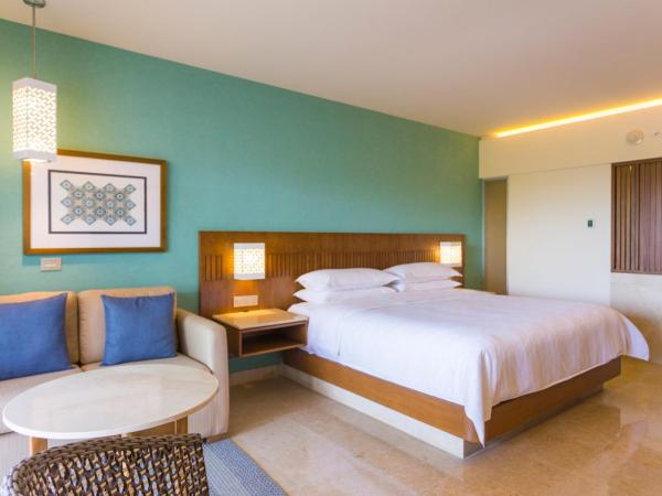 Sheraton Buganvilias Resort & Convention Center : photo 2 de la chambre chambre avec 1 lit king-size - vue sur terrasse et piscine - Étage inférieur