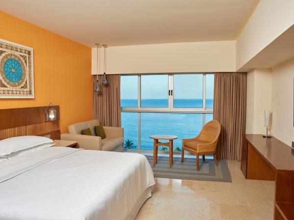 Sheraton Buganvilias Resort & Convention Center : photo 3 de la chambre chambre avec 1 lit king-size - vue sur club sheraton et baie - Étage club