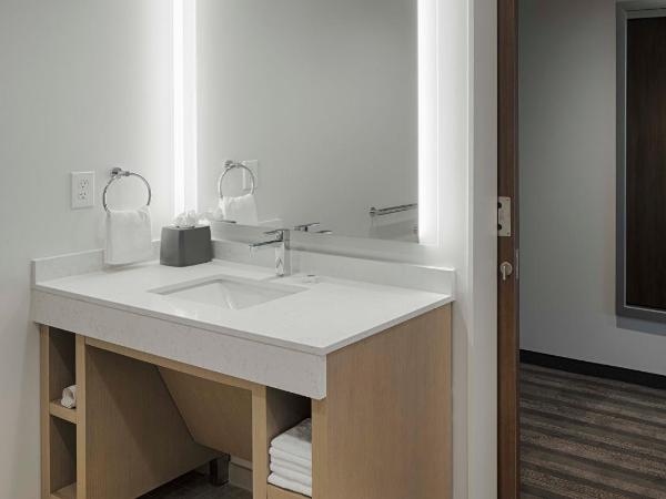 Hyatt House Columbus OSU Short North : photo 8 de la chambre den king room with accessible roll-in shower