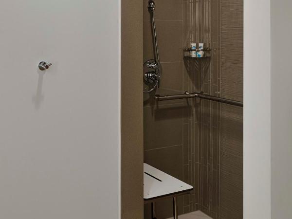 Hyatt House Columbus OSU Short North : photo 9 de la chambre den king room with accessible roll-in shower