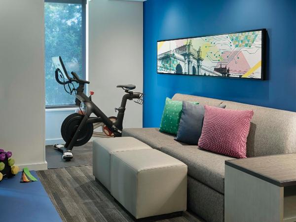 Hyatt House Columbus OSU Short North : photo 2 de la chambre fitness king studio with sofa bed and tub - disability access