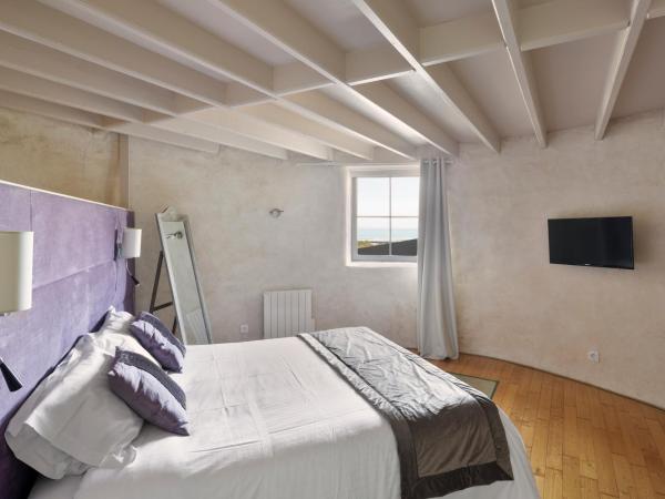 La Metairie-du-Vauhariot - Chambre Ou Lodge - Piscine Chauffée - Vue Mer et Mont Saint Michel - GR34 : photo 10 de la chambre suite deluxe