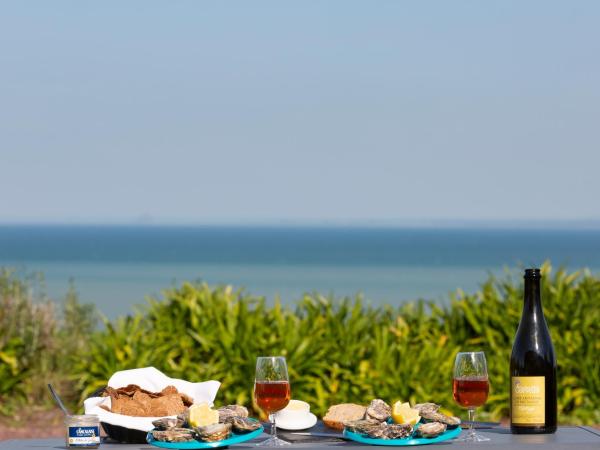 La Metairie-du-Vauhariot - Chambre Ou Lodge - Piscine Chauffée - Vue Mer et Mont Saint Michel - GR34 : photo 7 de la chambre suite deluxe