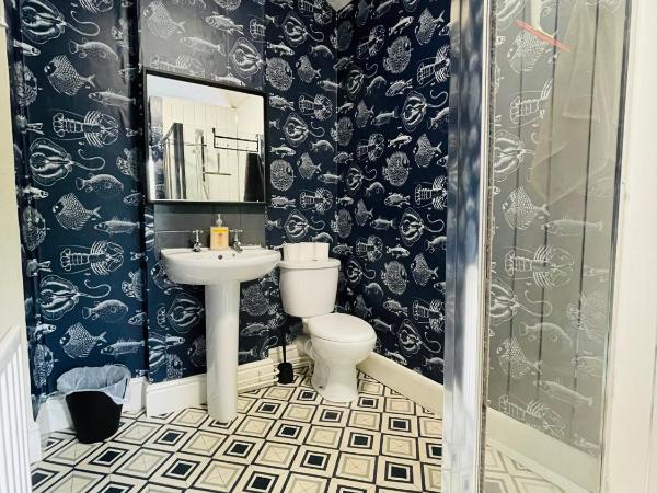 Fishponds Lodge : photo 5 de la chambre chambre familiale avec salle de bains privative