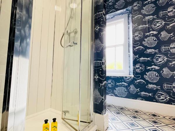 Fishponds Lodge : photo 4 de la chambre chambre familiale avec salle de bains privative