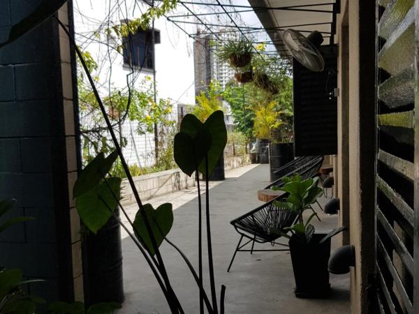 The Brownstone Hostel & Space : photo 8 de la chambre chambre lit queen-size deluxe