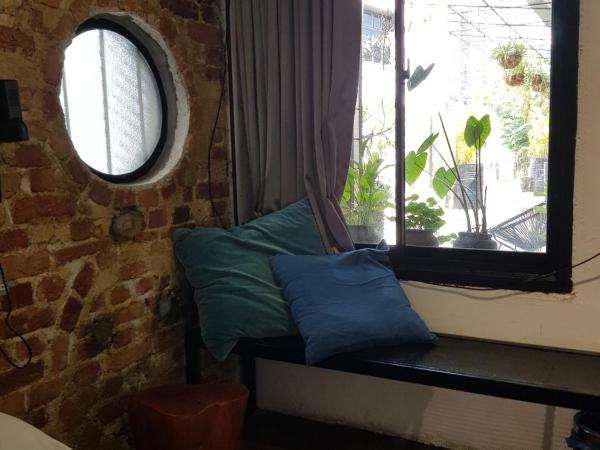 The Brownstone Hostel & Space : photo 9 de la chambre chambre lit queen-size deluxe