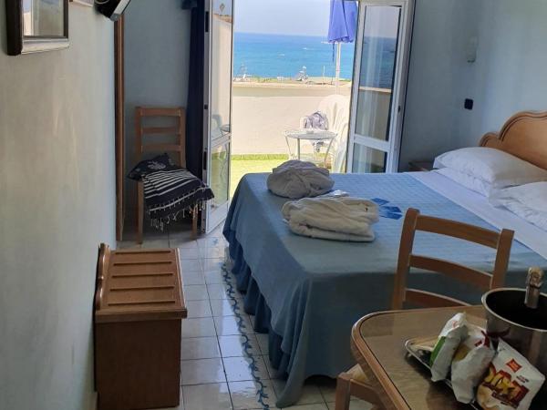 Hotel Punta Imperatore : photo 1 de la chambre chambre double avec balcon - vue sur mer