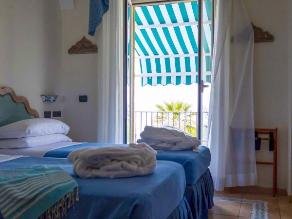 Hotel Punta Imperatore : photo 2 de la chambre chambre double avec balcon - vue sur mer