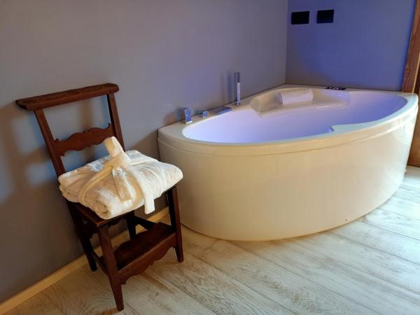 Maison Bionaz Ski & Sport : photo 6 de la chambre double room with hot tub and balcony