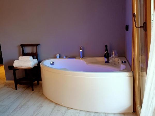 Maison Bionaz Ski & Sport : photo 2 de la chambre double room with hot tub and balcony