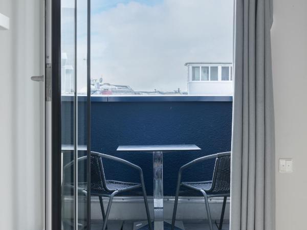 numa I Blau Apartments : photo 5 de la chambre large studio with kitchenette and balcony