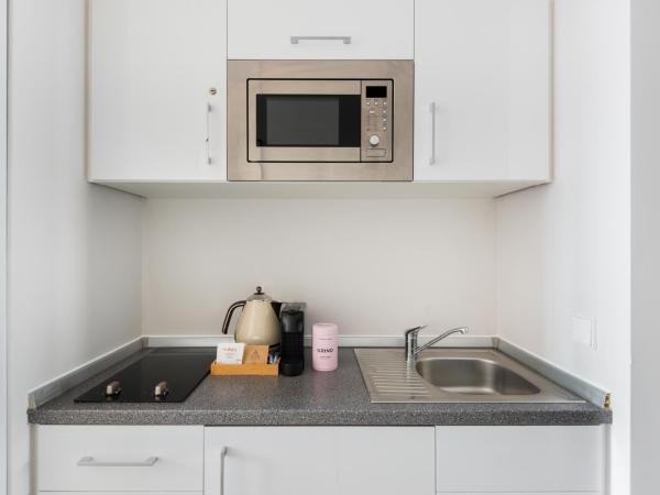 numa I Blau Apartments : photo 6 de la chambre large studio with kitchenette and balcony