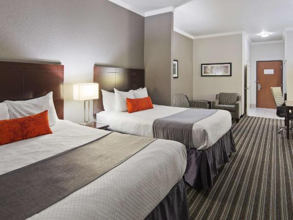 Best Western PLUS Austin Airport Inn & Suites : photo 1 de la chambre suite avec 2 lits queen-size et canapé-lit