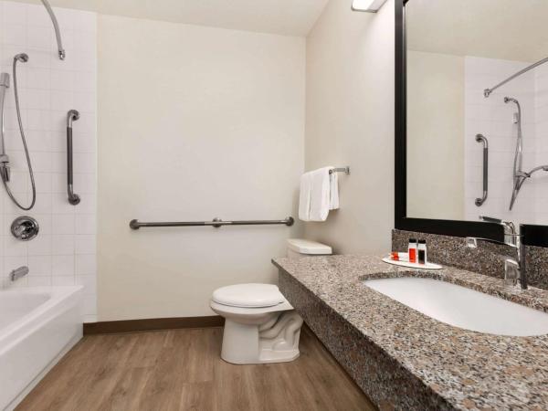 Super 8 by Wyndham Calgary Shawnessy Area : photo 4 de la chambre chambre lit queen-size avec baignoire - accessible aux personnes à mobilité réduite - non-fumeurs
