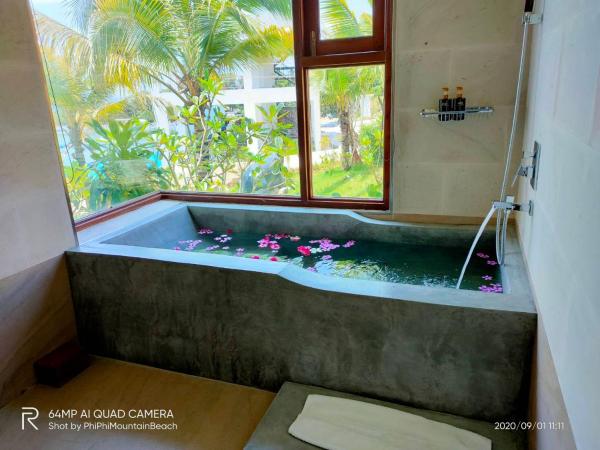 Phi Phi Mountain Beach Resort SHA Certified : photo 10 de la chambre deluxe pool view with bathtub