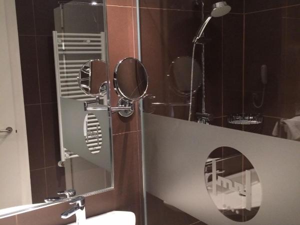 Silken Monumental Naranco : photo 5 de la chambre chambre familiale