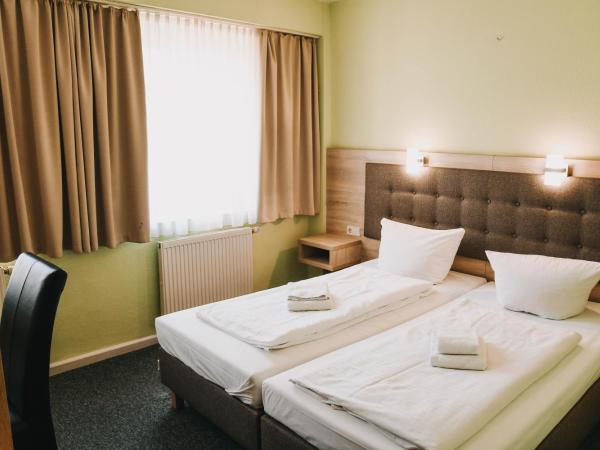 Hotel-Pension ODIN : photo 5 de la chambre chambre double avec salle de bains privative