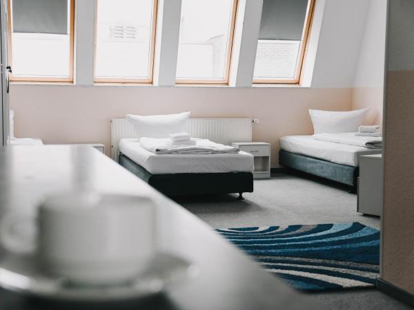 Hotel-Pension ODIN : photo 10 de la chambre appartement avec balcon