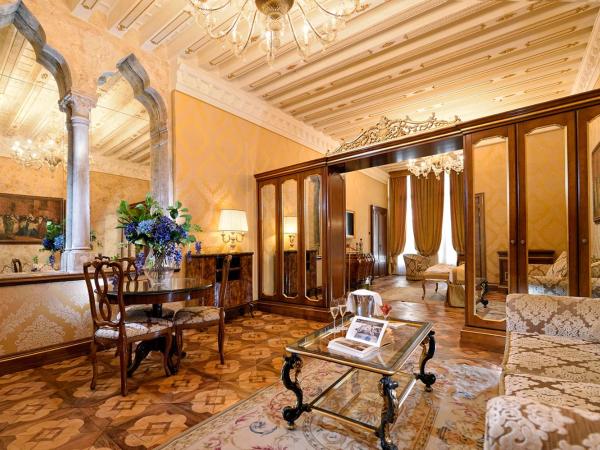 Hotel Ai Reali - Small Luxury Hotels of the World : photo 10 de la chambre suite – vue sur canal