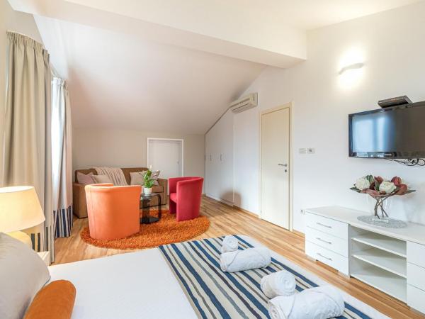 Apartment Complex Irena with Pool : photo 1 de la chambre appartement avec balcon