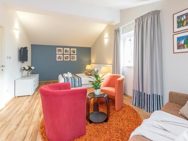 Apartment Complex Irena with Pool : photo 3 de la chambre appartement avec balcon