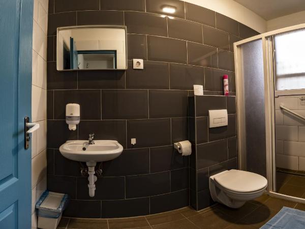 WOW City Hostel : photo 6 de la chambre chambre simple avec salle de bains 