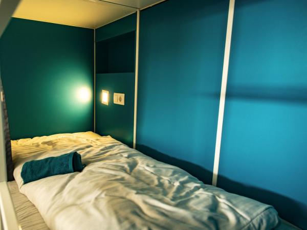 WOW City Hostel : photo 4 de la chambre chambre quadruple avec salle de bains commune