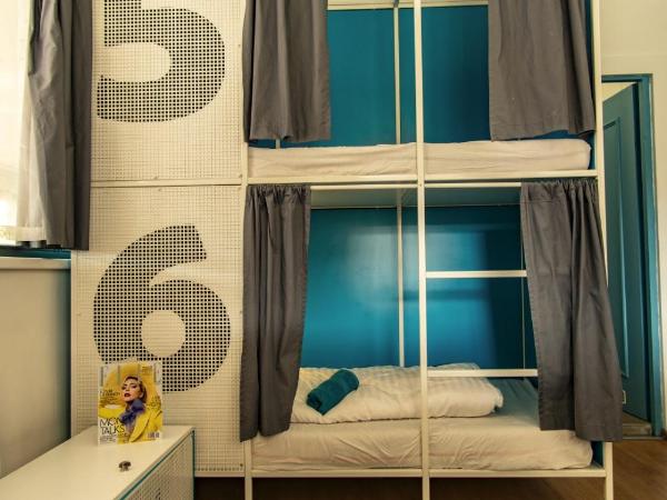 WOW City Hostel : photo 5 de la chambre chambre quadruple avec salle de bains commune