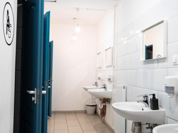 WOW City Hostel : photo 6 de la chambre chambre quadruple avec salle de bains commune