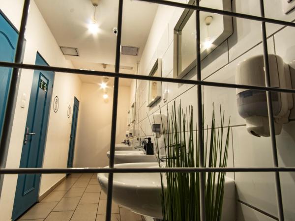 WOW City Hostel : photo 7 de la chambre chambre quadruple avec salle de bains commune