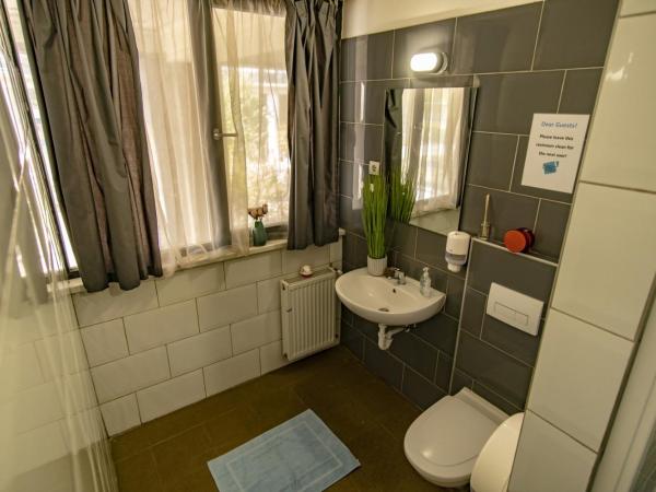 WOW City Hostel : photo 7 de la chambre chambre double avec salle de bains privative extérieure