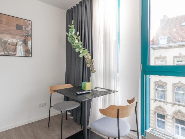 limehome Köln Friesenplatz - Digital Access : photo 6 de la chambre business suite l with street view