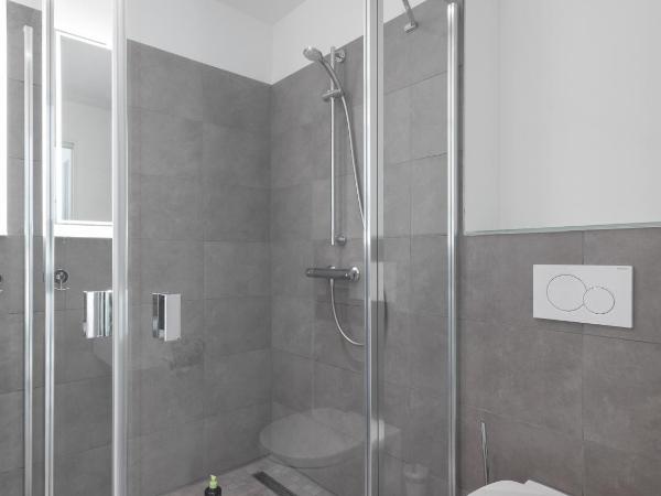 limehome Köln Friesenplatz - Digital Access : photo 9 de la chambre business suite l with street view