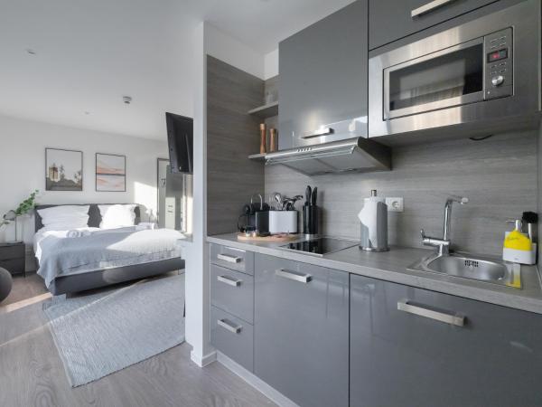 limehome Köln Friesenplatz - Digital Access : photo 10 de la chambre business suite l with street view