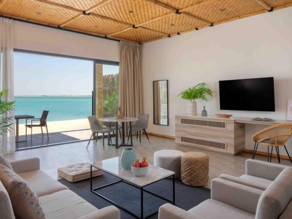 Anantara World Islands Dubai Resort : photo 1 de la chambre suite junior avec accès plage