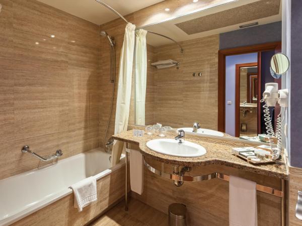 Hotel Delfín : photo 1 de la chambre chambre double ou lits jumeaux avec balcon