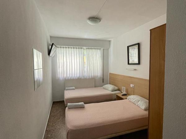 Hostal Milmarcos : photo 7 de la chambre chambre lits jumeaux