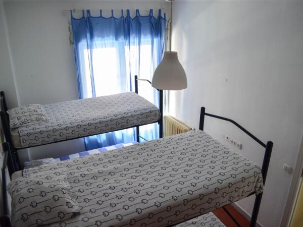 Roomin Hostel : photo 2 de la chambre chambre triple avec 1 lit d'appoint