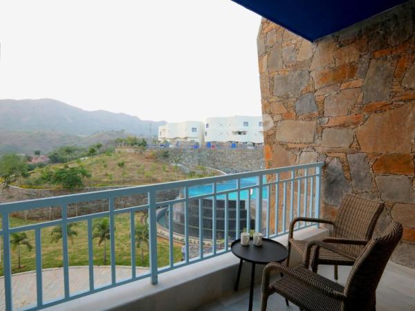 Ramee Royal Resort & Spa - Udaipur : photo 4 de la chambre luxueuse chambre king avec balcon