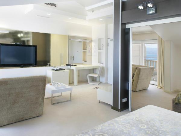 Damianii Luxury Boutique Hotel & Spa : photo 7 de la chambre suite exécutive avec terrasse et baignoire spa - vue sur mer