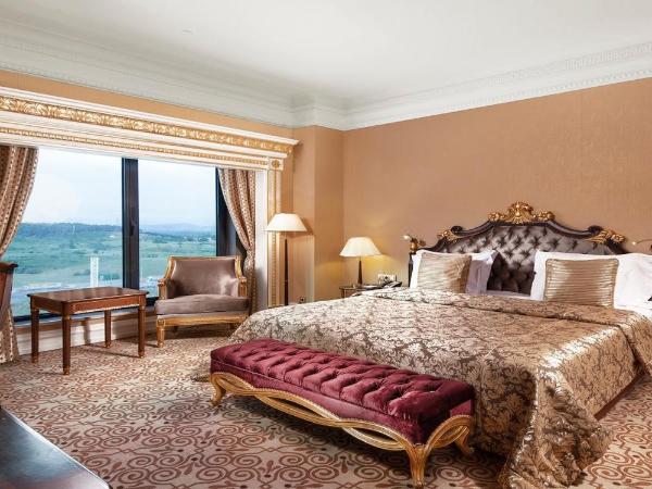 Crowne Plaza Istanbul Asia, an IHG Hotel : photo 3 de la chambre suite avec baignoire spa - accès au salon club