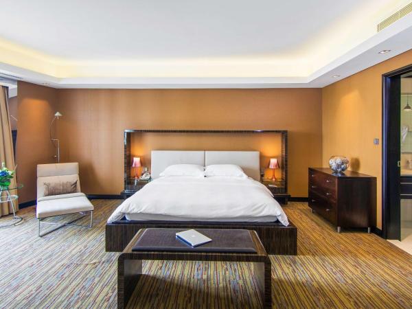 Radisson Blu Hotel, Dubai Media City : photo 1 de la chambre suite 1 chambre avec accès au salon