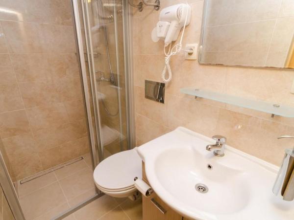 Eddie's Sea View Rooms Old Town : photo 5 de la chambre chambre double - vue sur rue