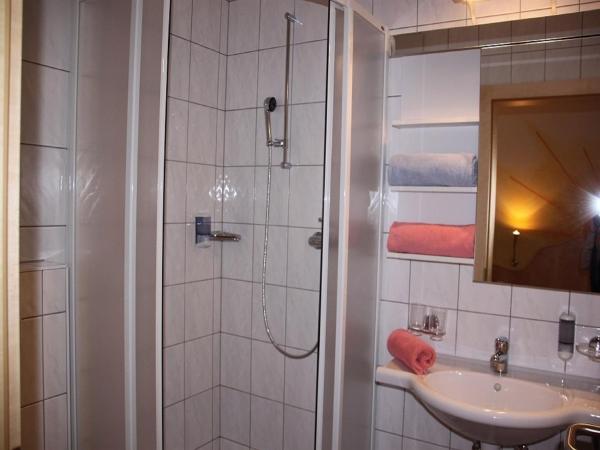 Hotel Camona & Apart Walserhof : photo 5 de la chambre chambre triple avec douche - annexe