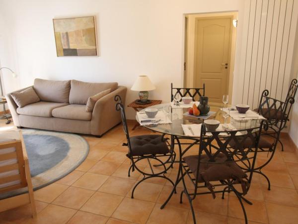 Mas des Tourterelles : photo 1 de la chambre appartement avec terrasse