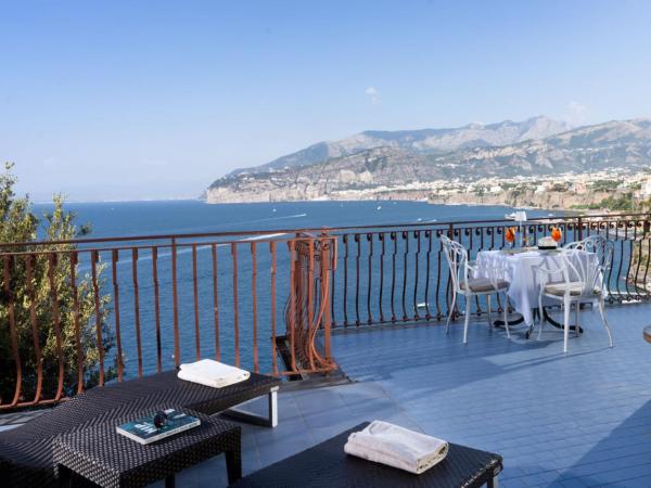 Hotel Belair : photo 7 de la chambre suite lit king-size avec baignoire spa et terrasse - vue sur mer