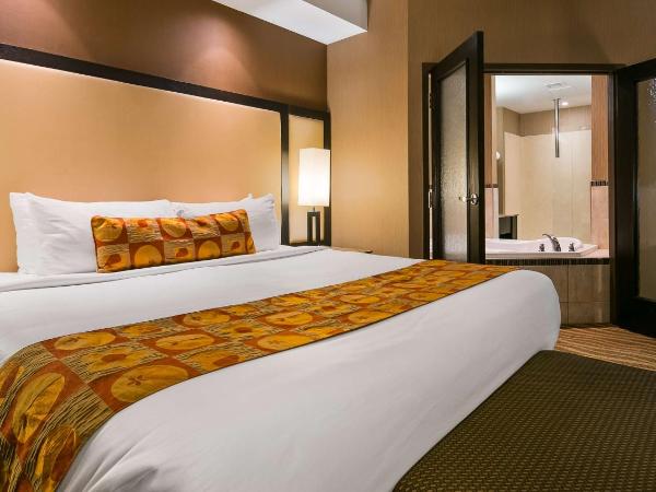 Best Western Premier Freeport Inn Calgary Airport : photo 1 de la chambre suite lit king-size avec baignoire spa