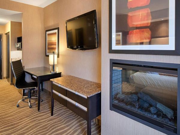 Best Western Premier Freeport Inn Calgary Airport : photo 3 de la chambre suite lit king-size avec baignoire spa