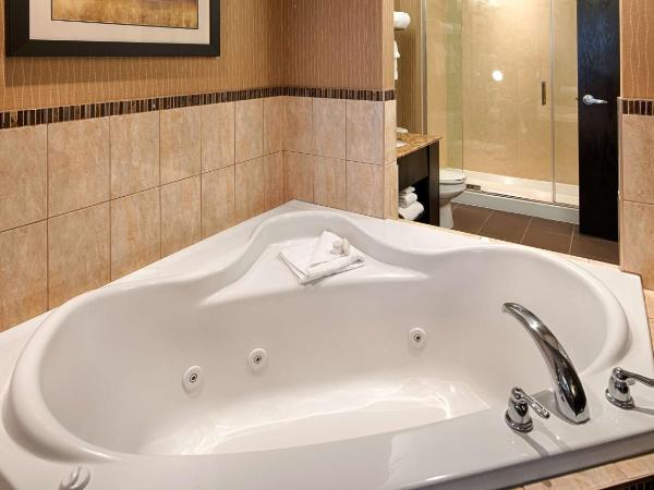 Best Western Premier Freeport Inn Calgary Airport : photo 4 de la chambre suite lit king-size avec baignoire spa